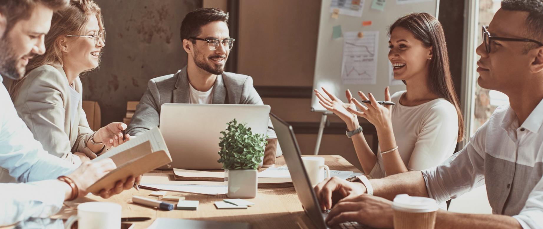 Detaillierte Finanzanalyse mit Diagrammen und Berichten